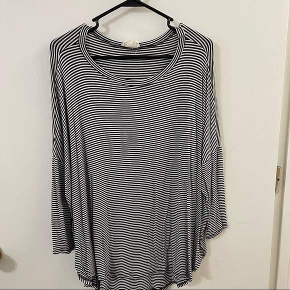 Bella Ella Knit Top. - Picture 1 of 6